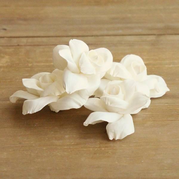 【商品仕様】直径約6~7cm高さ約6cm1個辺り約2g4個入り【お伝えしたいこと】こちらの商品はソラの木の皮で作られているハンドメイドフラワーという特性上一部に素材のままの茶色い部分や木目が残っているものが含まれます。ご了承のうえ、お買い上...