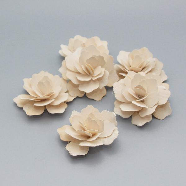 【商品仕様】花径約7.5cm花丈約3cm 約6個入り( allp5 )木の皮で作ったハンドメイドフラワーです。ひらひらとした形の花弁が可愛らしくリースや髪飾りのパーツなどにおすすめです。※ハンドメイドフラワーとは※木の実や皮、茎などの自然素...