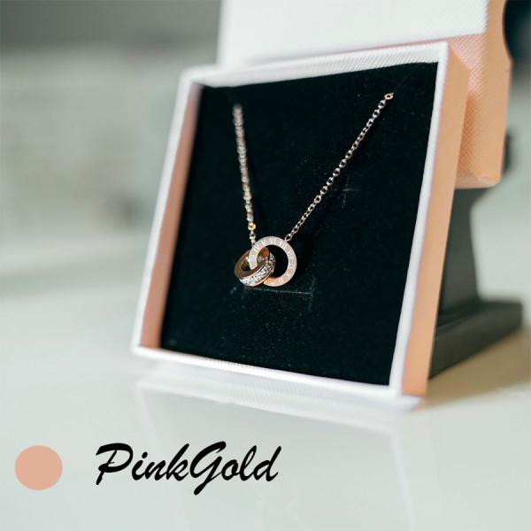 主張しすぎないサイズのため付けることで上品で大人可愛いネックレス。カラーもピンクゴールドのため女性らしく華やかな印象になります。付属品：ピンクの箱付き(写真参考)