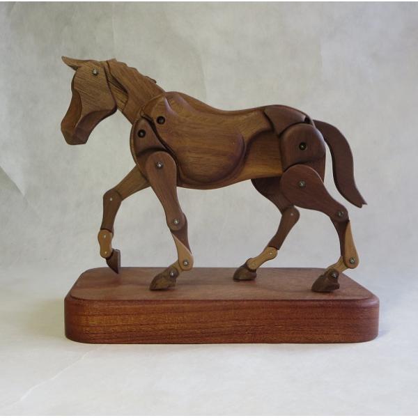 材　　　　ウォールナット、ケヤキ（台）サイズ　（主画像おおよそ）全高140　胴高100　胴長100　幅40mm　　　　　台　170x97x20mm塗装　　　クリヤーオイル　空中姿勢では鉄シャフト（硬い）を使ってください。　二本足立ちではアル...