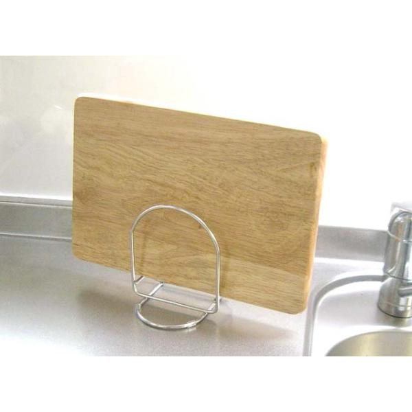 18-8ステンレス　まな板立て【サイズ】約(幅)13×(奥)11×(高)12.5ｃｍ【材　質】１８−８ステンレス鋼【生産国】日本【発送サイズ】小型商品●まな板をシンクの縁やシンクの下などに立て掛けて水切りや保管をしていませんか？　湿ったマナ...