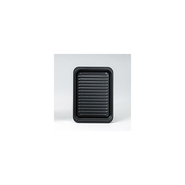 ワイドで深型のグリルパン。<br>油落ち溝でヘルシー、フッ素3層コートでこびりつきにくくお手入れ簡単。<br>大型オーブントースターにも対応