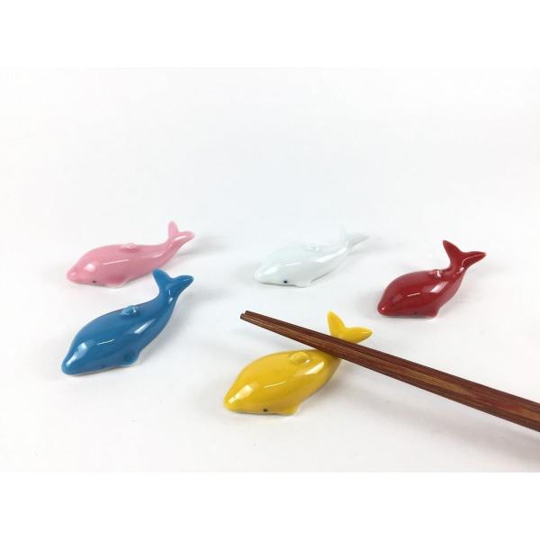 産地日本　佐賀県窯元有田焼　聖陶苑サイズ(約)5.7cm×2.2cm×高さ1.5cm素材/材質磁器質感ツルツル仕様食洗機 ○ 、電子レンジ ○ 、重なり × 、直火 ×使用用途例箸置、飾り、ギフト、など贈り物、ちょっとした手土産などに備考お...