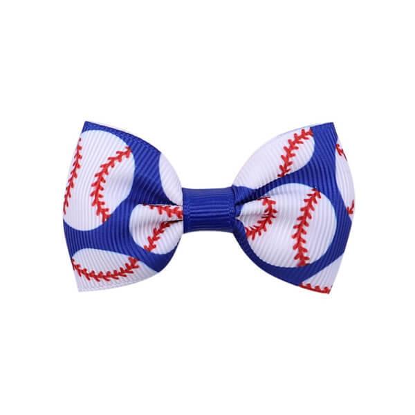 〜商品仕様〜野球柄のシングルリボン　サイズ　約６．８センチ×約３．５センチ〜商品説明〜野球ボール柄の可愛いリボン！このリボンを付けてると、さらに野球が好きになるかも？髪やお洋服、バッグなどにつけて野球好きをアピールしましょう！野球好きの女の...