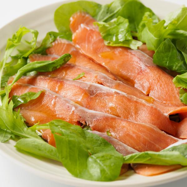 北海道産の天然秋鮭の燻製  切落しお徳用サイズの100gの1パックです。この切落しは渡し切りのスライスタイプです。開封せずに冷蔵庫に移し、解凍してください。お急ぎの場合は、袋のままボウルなどに入れた水に漬けて、約5分間解凍してください。袋か...