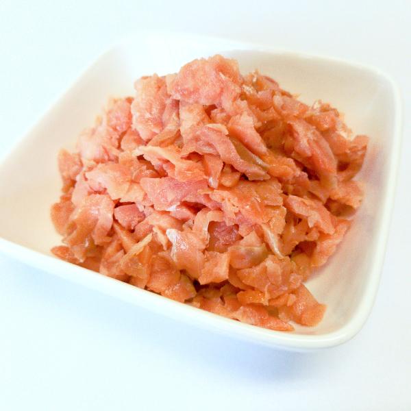 北海道産の天然秋鮭の燻製  切落しお徳用サイズの100gの1パックです。この切落しは小口切りの細切れタイプです。開封せずに冷蔵庫に移し、解凍してください。お急ぎの場合は、袋のままボウルなどに入れた水に漬けて、約5分間解凍してください。袋から...