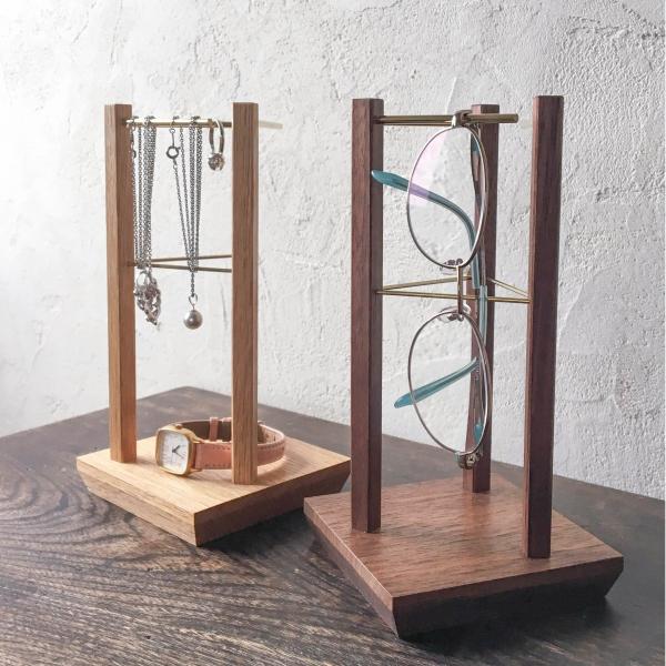 オシャレでコンパクトな眼鏡スタンドを作りました。お気に入りの眼鏡を綺麗に見せながら飾っておくことができます。眼鏡は畳んだまま、真鍮の棒にサッと通して吊るしておけるので、眼鏡の掛け替えがし易く、また、置き場所に困ることがなくなります。３本まで...