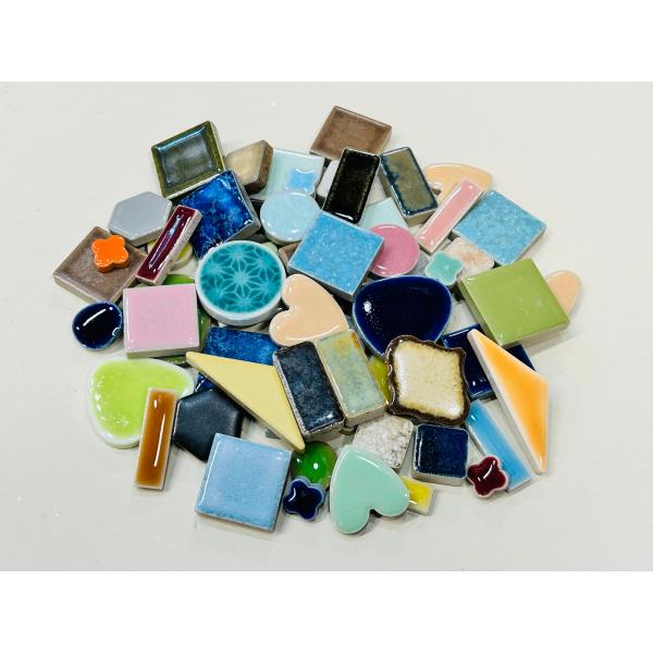 何が入っているかは、届いてからのお楽しみ♪タイルのまち 岐阜県多治見市笠原から作善堂がお届けするタイルの袋詰めをどうぞ♪モザイクタイルクラフトなどにいかがでしょうか＊▼必ずお読みください▼【 内容量 】約250g■タイルの色合いはお使いのモ...