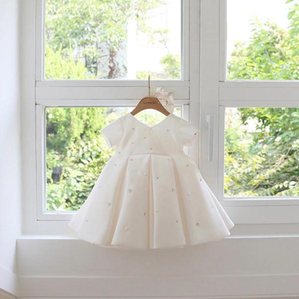 子ども（キッズ）用のドレスです。ハーフバースデーや誕生会などのイベントや結婚式、七五三、発表会などフォーマルなシーンにおすすめです。サイズが80-110cmまであるので姉妹お揃い（リンクコーデ）もおすすめです。でお届けします。【サイズ】サイ...