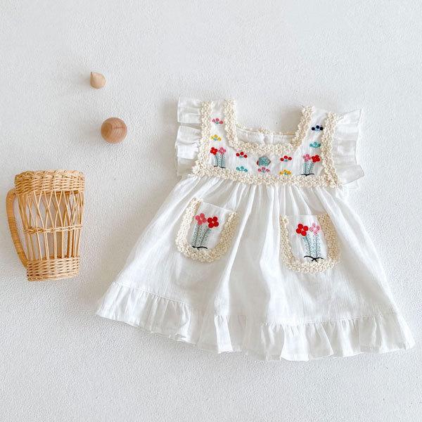 フラワーの刺繍がとっても可愛くお袖のフリルも女の子らしいワンピースですハーフバースデーなどのイベントにもオススメです。【素材】コットン【サイズ】サイズ / 身丈 / 身幅60 / 39 / 27cm （表記は66cm）70 / 43 / 2...