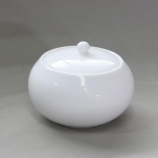 光沢のある真っ白な肌がきれいな、小振りなシュガーポット。ぽってりと丸い形がとっても可愛い♪調味料や薬味を入れて食卓に。小粒のキャンディやチョコを入れて、応接間のテーブルやオフィスの机の上に。卓上に明るさと、蓋を開ける楽しみを添えてくれますよ...