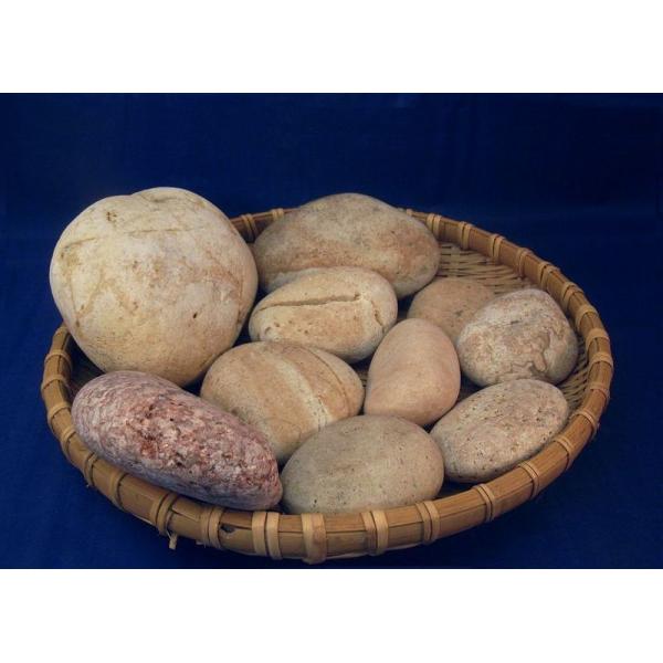 [Release date: June 26, 2025]１００g〜５００ｇくらいまでの薬石を混ぜて２０００g入のセットです姫川薬石を試して見たい方におすすめです。■産地: 新潟県糸魚川市■鉱物名：姫川薬石（正式鉱物名：流紋岩質凝灰岩）　新...