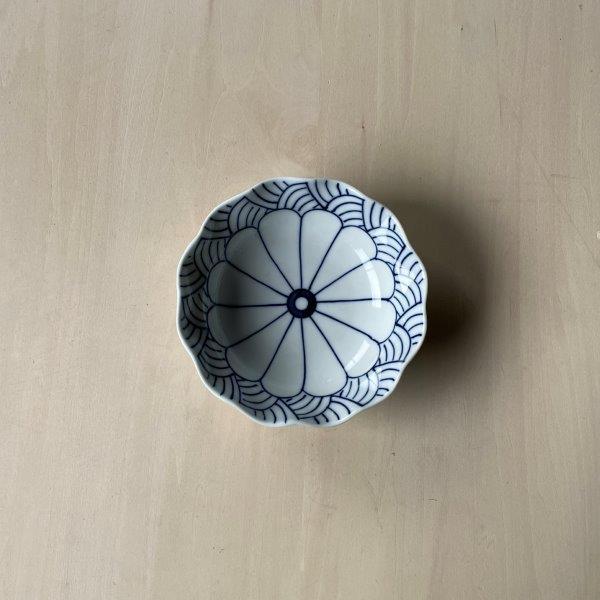 和食器 深皿 染付 有田焼 副菜 お惣菜 陶器 菊割 青海波 12.5cm 取り皿