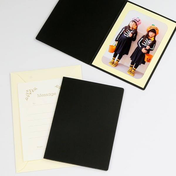 【基本仕様】Lサイズ収納、2ツ折1面（タテ）【材質】表紙：紙（タント紙/100kg両面合紙）ポケット：紙（タント紙/100kg）メッセージカード：紙（マーメイド紙/115kg））封筒：紙（ボス紙/110kg） 【台紙厚さ】（折りたたみ時）3...