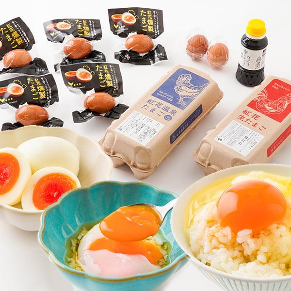 山田鶏卵の紅花たまごは、ぷるんと弾力のある白身と、濃いオレンジ色の黄身が特徴の卵です。そんな、ウフウフガーデン自慢の紅花たまごを味わいつくすセット商品です。紅花たまごの美味しさをぜひご堪能ください。卵好きな方へのギフトにも最適です。
