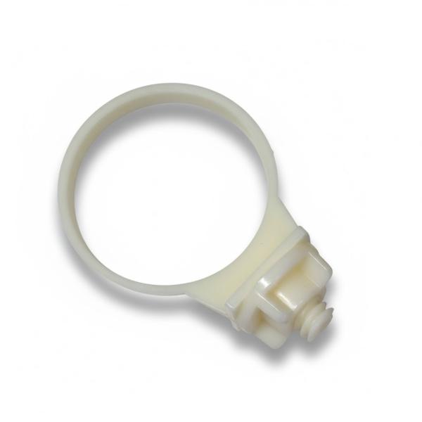 【特徴】 ナットで固定するため、細ヒゴの竹カゴでも簡単に取り付けすることができます。【仕様】 サイズ：直径約51mm　※内径約43mm材質：プラスチック※パックに入ってません。※メール便でも発送できます