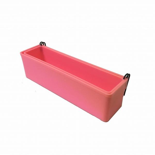 【特徴】チャボ、ニワトリ、ハトや小鳥の多数飼育に最適なエサ入れです。【使用方法】 エサ入れに2/3位のエサを入れ、止まり木の近くの金網に掛けて下さい。 毎日1回はエサ入れを取り出し左右に振りながら、軽く吹いて殻を除き新しいエサを補給して下さ...