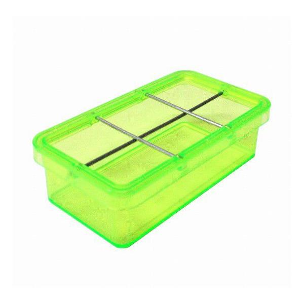 【特長】小鳥がエサを飛び散らしにくく、経済的なエサ入れです。小鳥全般のエサ入れ・水入れに最適です。【仕様】・サイズ：130×70×37mm・対象動物：小鳥全般・小動物など※カラーは選べません。※メール便発送出来ません。