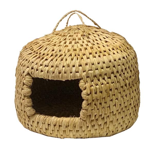 【商品詳細】新潟県小千谷市の職人が一つ一つ手作りで編んだ猫ちぐらです。100％コシヒカリの稲わらを使用しています。わらは保温性が高く、通気性があるので冬温かく、夏は快適です。※手作りのため、一つ一つサイズが違います。【仕様】・サイズ：約タテ...
