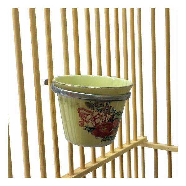 【特徴】 カゴのヒゴに引っ掛けて取り付けます。ステンレスなので丈夫で長持ち。【仕様】 ・サイズ：約55×3mm　※チョコの直径が約50mm位あれば落ちません・材質：ステンレス※メール便で発送できます。