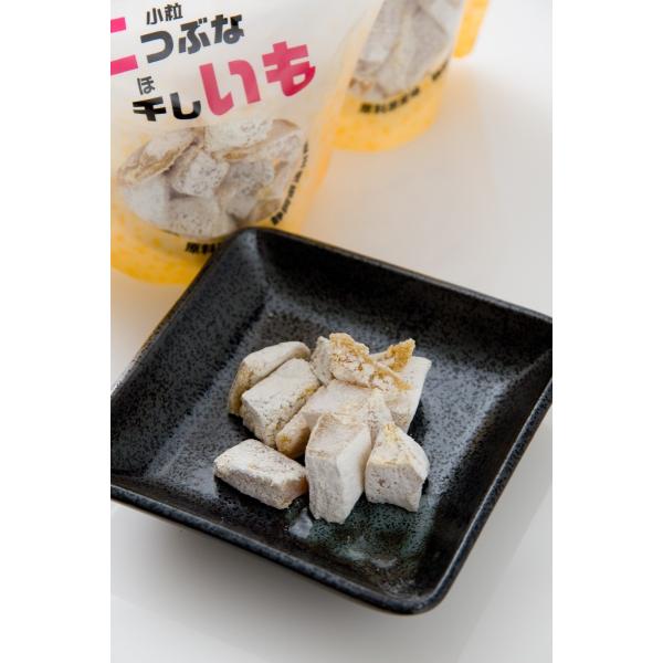 干し芋発祥の地 静岡県遠州にて、さつま芋の栽培から干し芋の加工まですべて私たちが作りました。遠州名産の角切干しを、食べやすく一口サイズにカットしました。持ち運びに便利なチャック付きの袋になってます。お出かけや休憩のおやつにとっても便利！原材...