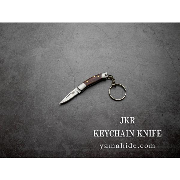 手のひらに収まる超コンパクトサイズのキーチェーンナイフ、JKR「KEYCHAIN KNIFE WOOD JKR0325」です。ウッドハンドルとシルバーの金具を組み合わせたクラシックなデザインで、キーリングに付けても違和感のない上品な雰囲気に...