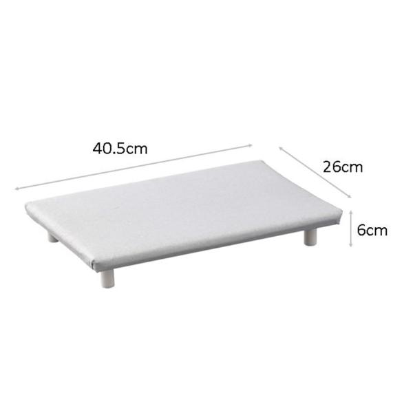 ●卓上でスチームアイロンが快適に掛けられる、脚付きアイロン台●平型タイプのSサイズ●天板には3層構造のパーティクルボードを使用●表面のアルミコーティング加工が高い熱効率を発揮●アイロン掛け中のガタつきと滑りを抑えるシリコーン製の脚キャップ付...