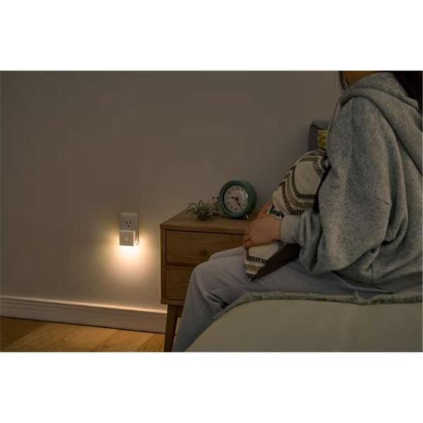 ●明暗センサーにより、一定の暗さになるとセンサーが感知し自動的に点灯するコンセント式LEDセンサーライトです●下方向を照らし間接光でやさしく照らすので、廊下や玄関に加え、リビング・寝室などの明り取りにも最適です●人感センサーを搭載しているの...