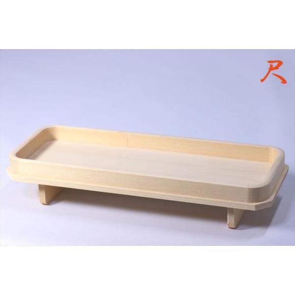 木目が美しく格調高い、尾州桧(木曽桧)材の長膳です。木肌が美しく、丁寧に作られた手造り神具。普段のお祈りを厳かに、高級材の神具を。  サイズ 約（cm）高さ5.4　幅30　奥行き10注意事項■手作りの品のためすべての商品が完全に同じではなく...