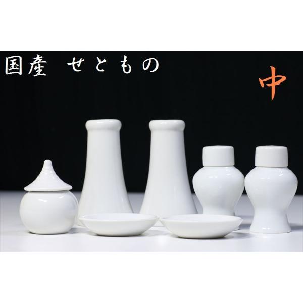 なめらかな質感と光沢、国産「せともの」陶器製の神具7点セット。お祀りに必要な榊立、、平次、水玉、皿、がすべて揃っています。中型〜大型（横幅70cm程度まで）の神棚に最適なサイズとなっています。