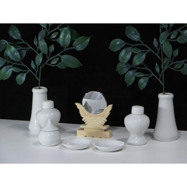 造花榊を一対と、最低限必要な神具陶器の一式です。陶器は質の高い原材料から作られる、なめらかで光沢のある表面仕上げ。とりあえず必要な神具をお探しの方に、大変お買得な当店大人気のセットです。中神明社や袖付きから、一社、三社の小型神棚に最適です。...