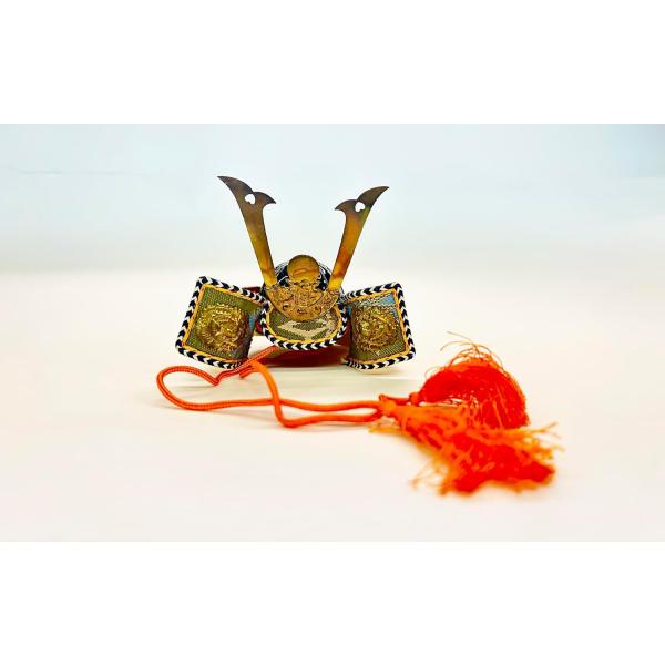 ● 日本土産に最適！● ミニサイズの兜です。● ピンで固定して頭に乗せたり、日本土産として海外へ持って行きやすいサイズです。● ペット用の兜としても人気があります。● 新古品です。● 兜本体：紙製● 装飾：ブリキ● 本体サイズ：約 10cm...