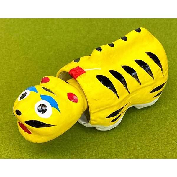 大阪府知事指定伝統工芸品約400年の歴史がある張り子の技法を今も「大阪張り子」として張り子の虎、だるま等にその技法が受け継がれている作品です。一つ一つ丁寧に作られた手作りの「張り子の虎」です。関西では「虎のように強くたくましく育ってほしい」...