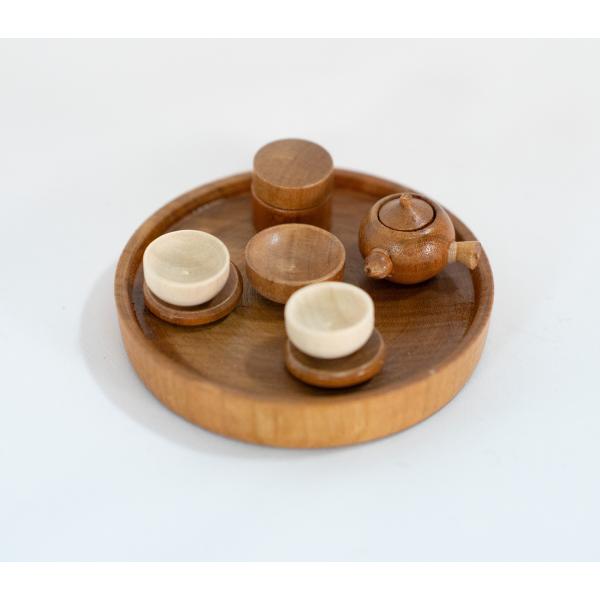 ●木の温もりが感じられ、どこか懐かしく田舎の家を思い出す茶器セット。●おままごとはもちろん、インテリア、コレクションとして飾っても素敵です。●やかん、カップ、皿、茶葉ボックス、トレイの一式セット●材質：木材●サイズ：約 丸トレー 直径6.8...