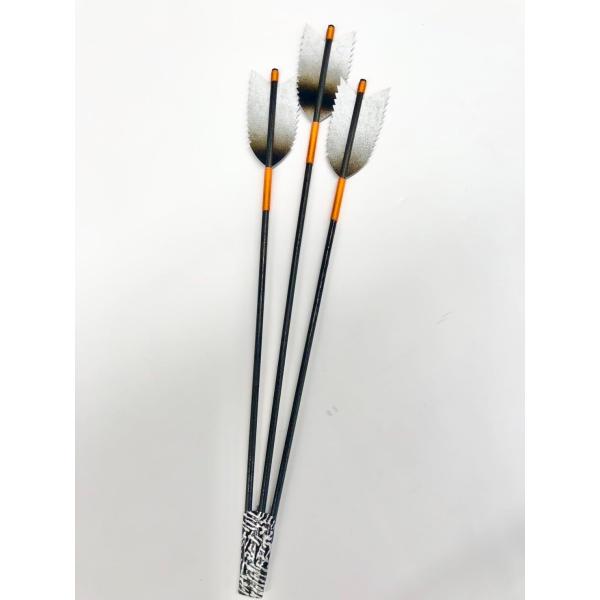 商品の説明● 武将人形、子供大将、武者人形の手持ち道具の矢です。● ３本矢● 軸：木製● 羽：プラスチック● サイズ：全長 約25.5cm● 画像の発色には気をつけていますが、若干風合いが濃くなったり薄くなっている場合があります。ご了承お願...