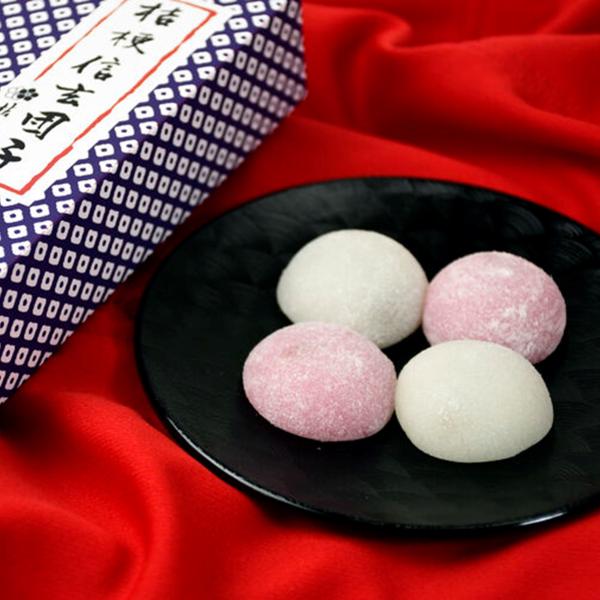 『手づくりの味』を大切に守り続けてきた桔梗信玄餅。餅づくりはもちろん、黒蜜もとろりとした独特のコクと風味、味わいがあり、一味違った舌触りは桔梗屋ならではのものです。開発当初から変わらない風呂敷は女性の手によってひとつひとつ心を込めて結ばれて...