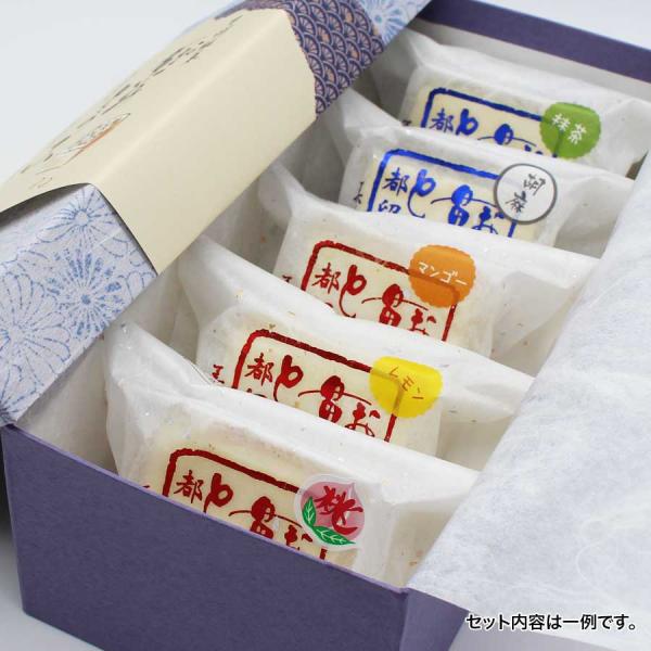 季節のアソートセットでお届けします。菓名にあるように、豆腐を作る過程で出来る豆乳を使用しています。豆乳は良質の蛋白質、糖質、ビタミンB１、鉄分を含む高い栄養素があり、低カロリーの美容食としても知られています。 常時８種類の味がございます 季...