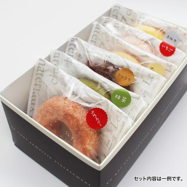 季節のアソートセットでお届けします。油で揚げない！オーブンで美味しく焼き上げました。 ソフトでしっとりとした口当たりで ヘルシーな焼ドーナツです。 通常6〜8種類を店舗販売していいます。 季節によりドーナツの種類が変わります。プレーン ミル...