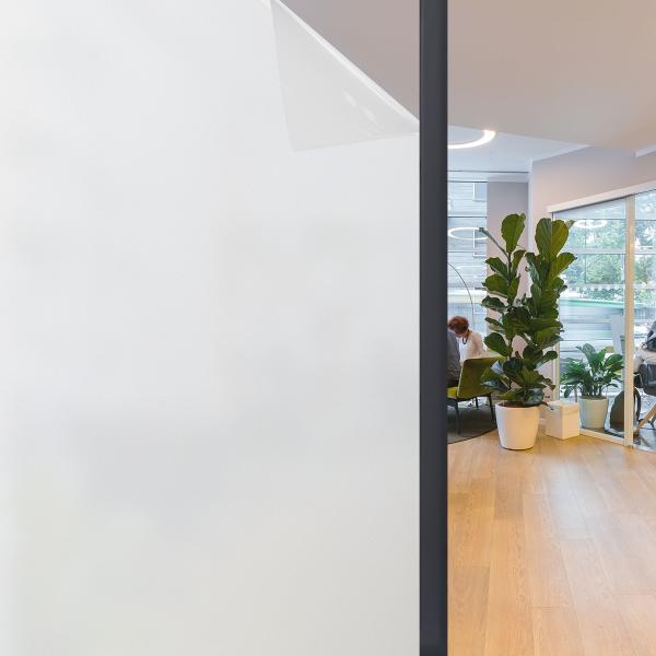 【製品仕様】名称：すりガラス風目隠し・断熱・UVカットガラスフィルム；寸法：幅60cmｘ長さ300cm；材質：PVC、PET。【製品用途】※UVカットや熱の侵入を防ぐ効果があります。※明るさを保ちつつ目隠し効果が抜群です。※ガラス飛散防止：...