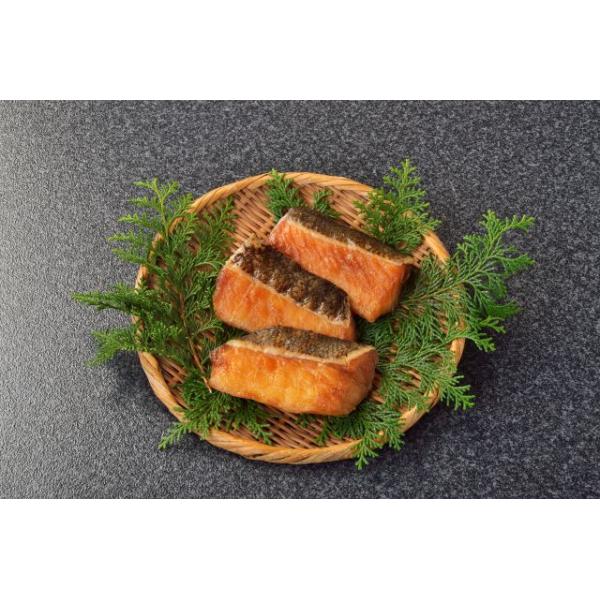 高級魚メロを味醂干に仕上げました♪脂の乗りが抜群で小骨も無く身も柔らかいので、お子様から年配の方まで幅広く人気のあるお魚です。以前は「銀ムツ」と呼ばれていましたが、表示義務の改正に伴い現在は「メロ」と呼ばれるようになりました。※カゴは付きま...