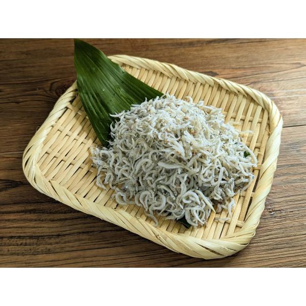 [Release date: May 31, 2023]刻んだ大葉と卵黄を乗せ、最後に軽くゴマ油を回しかけるだけで、美味しい”しらす丼”の完成です！