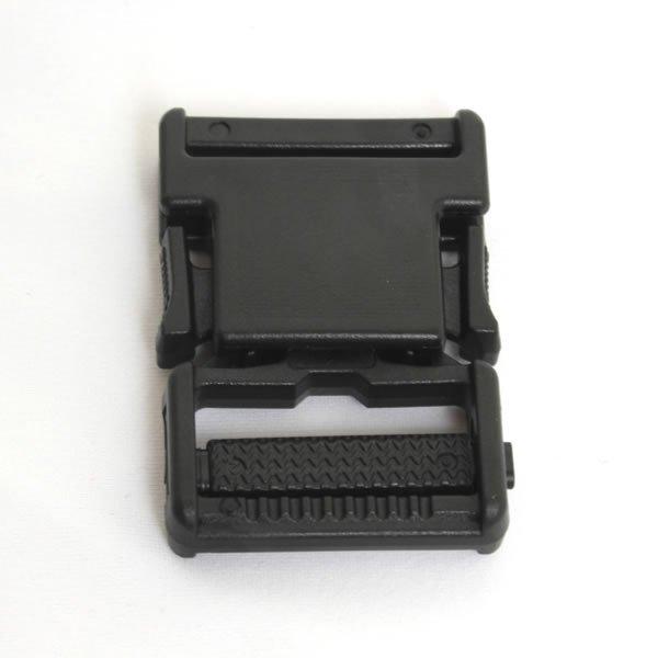 プラスチック製のバックルです。フタ付きのカバンやリュックのフタの部分に使用します