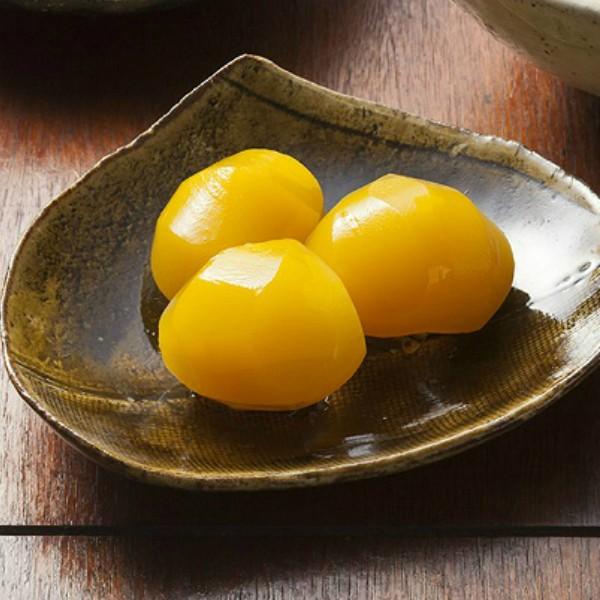 国産の栗甘露煮(大) 内容量 540g 固形量 320gになります。大粒の栗だけを厳選して使用し、栗本来の風味を損なわないように丁寧に炊き上げました。お正月のおせち料理やお茶うけ、製菓材料にと幅広くお使い頂ける逸品です。■品名栗甘露煮 ■原...