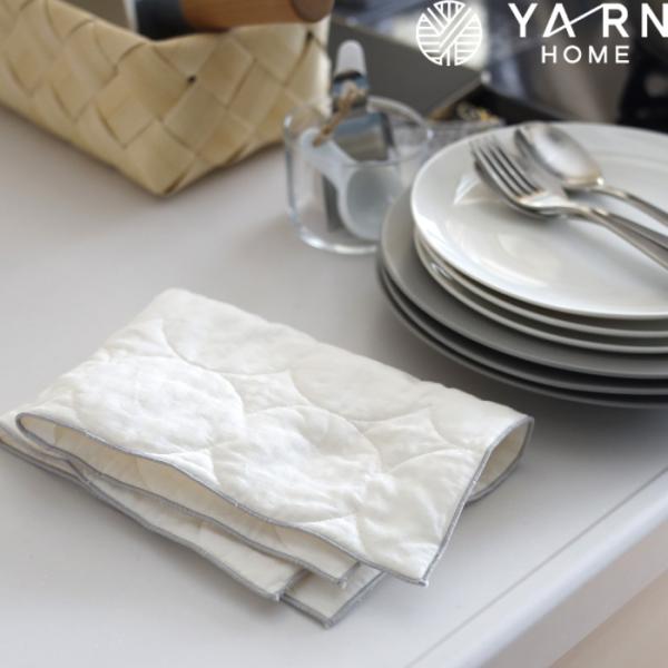 『pasima』の生地を使用したキッチンクロス。ガーゼと脱脂綿を合わせて作られたこの布巾は良く吸い・乾きが早く、台所しごとに最適です。食器拭きや手拭きとしてはもちろん、野菜の水切りやランチョンマットなど、使い方はさまざま。また、古くなったら...