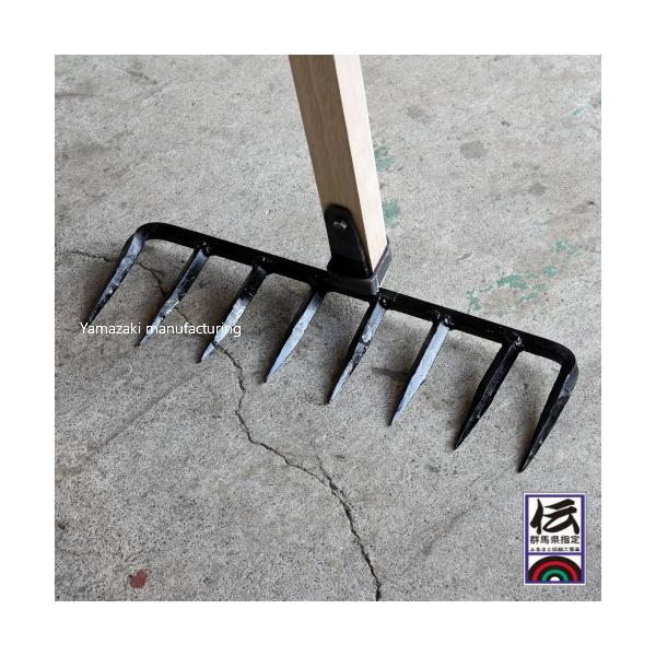 8本レーキ・刃巾32cm・刃長10cm・椎柄135cm・重さ約1.1kg