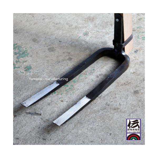 山崎製作所2本備中鍬樫柄付農具万能鍬秩父型鍬二本備中鍬 秩父型 樫柄付鍬山崎製作所硬い土質での収穫作業も楽々 代購幫