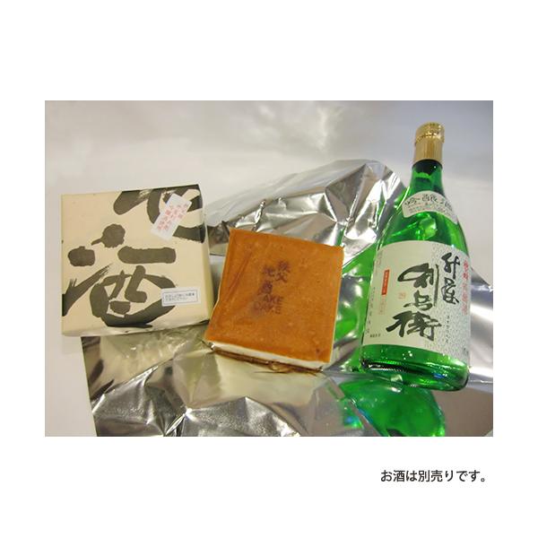 卵白のみで作った白いカステラ生地が特徴です。あっさりとした味の中に、飽きの来ない風味があり、また食べたくなる味です。地元秩父錦の日本酒がしみ込んでいます。お酒の風味も味わえます。商品サイズ約縦10ｃｍ×約横10ｃｍ×約高さ6ｃｍ賞味期間：常...