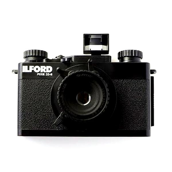 《32mmの固定焦点レンズを搭載し、絞り F6.4、F16、F100 の3段階で調整可能なフィルムカメラ》