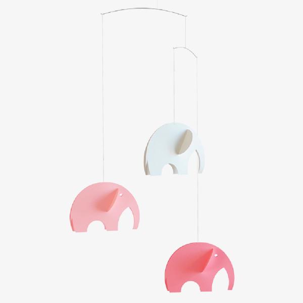 モビールはデンマークの伝統手工芸で、デンマークでは古くから室内装飾として用いられてきました。現代的なモビールは、１９５４年にハンス・クリスチャン・アンデルセンが生まれたデンマークのフュン島で創り出されました。モビールは乳児の保育などにも使わ...