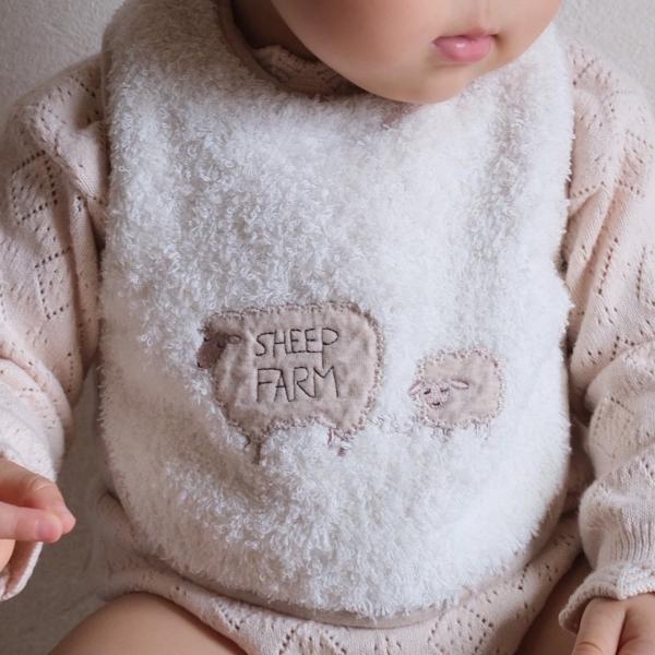 他サイト： kontex フラッフィー エプロン型スタイ ブラウン◆コンテックス オーガニックコットン よだれかけ エプロンタイプ ヒツジ ベビー キッズ ギフト 出産祝いの商品画像